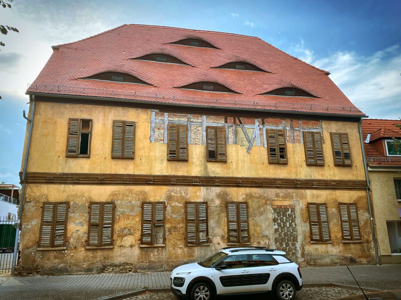 Sanierungsobjekt mit Potenzial – leerstehendes Haus in Calbe mit bereits teilsaniertem Dach